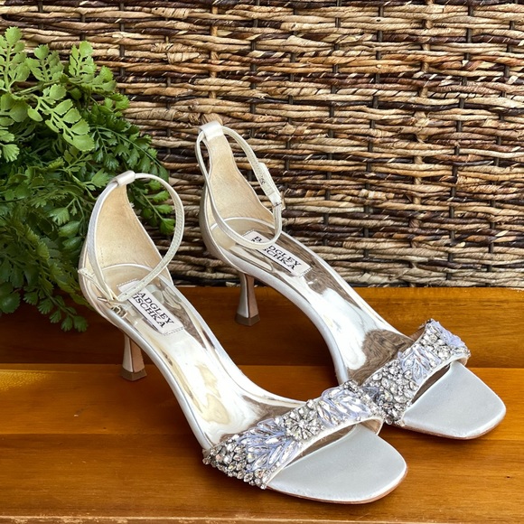 Badgley Mischka white satin embellished heels size 8 - Picture 3 of 9